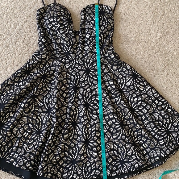 Black and Beige Dress - Plunge Front - Trac - Picture 15 of 16